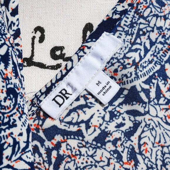 DR2 Navy White Paisley Print Short Sleeve V-Neck Top - Picture 2 of 2